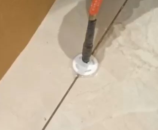 茅箭瓷砖空鼓维修公司专业解答瓷砖在铺贴过程中，如果没有涂抹均匀到位的粘结材料（如水泥砂浆或瓷砖胶），可能会导致以下问题