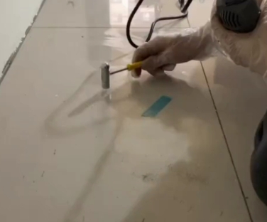 茅箭瓷砖开裂维修公司专业分享瓷砖在铺贴前如果没有沥干水分，将会导致以下问题